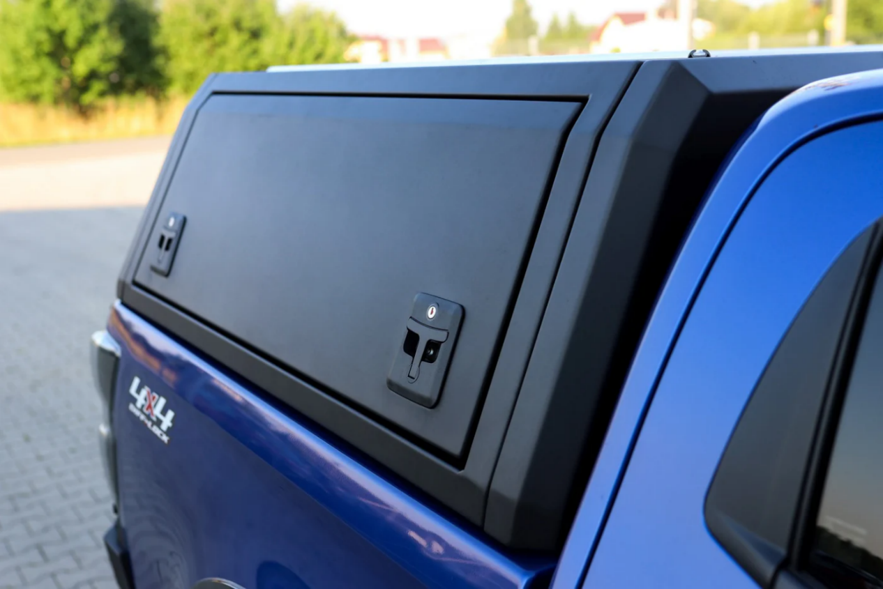 https://www.elesa-ganter.com//static/pressrelease/images/Rys. 2 Zamek CSMH w Hardtopach firmy FABRYKA 4X4 .png